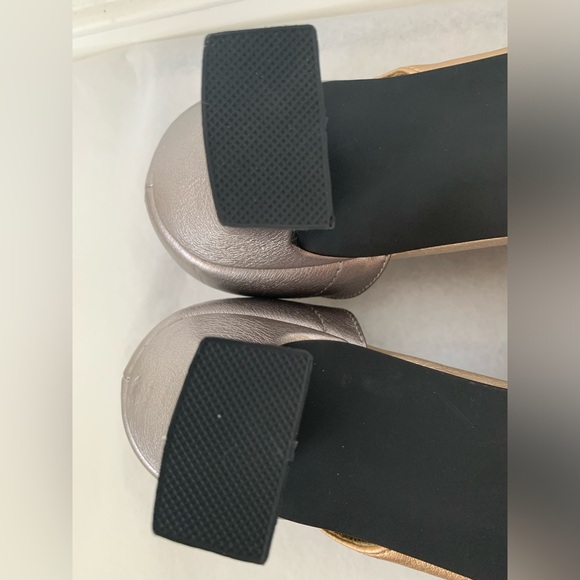 Easy Street Spry silver/gold heel, 1.75” height, size 9.5M, in original box. - Picture 5 of 10